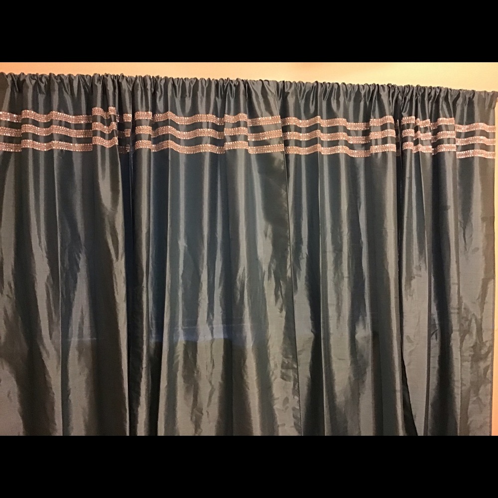 6 panels...teal with silver trim